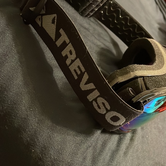 Treviso ski goggles like new worn one time less then 30 minutes - Picture 2 of 3